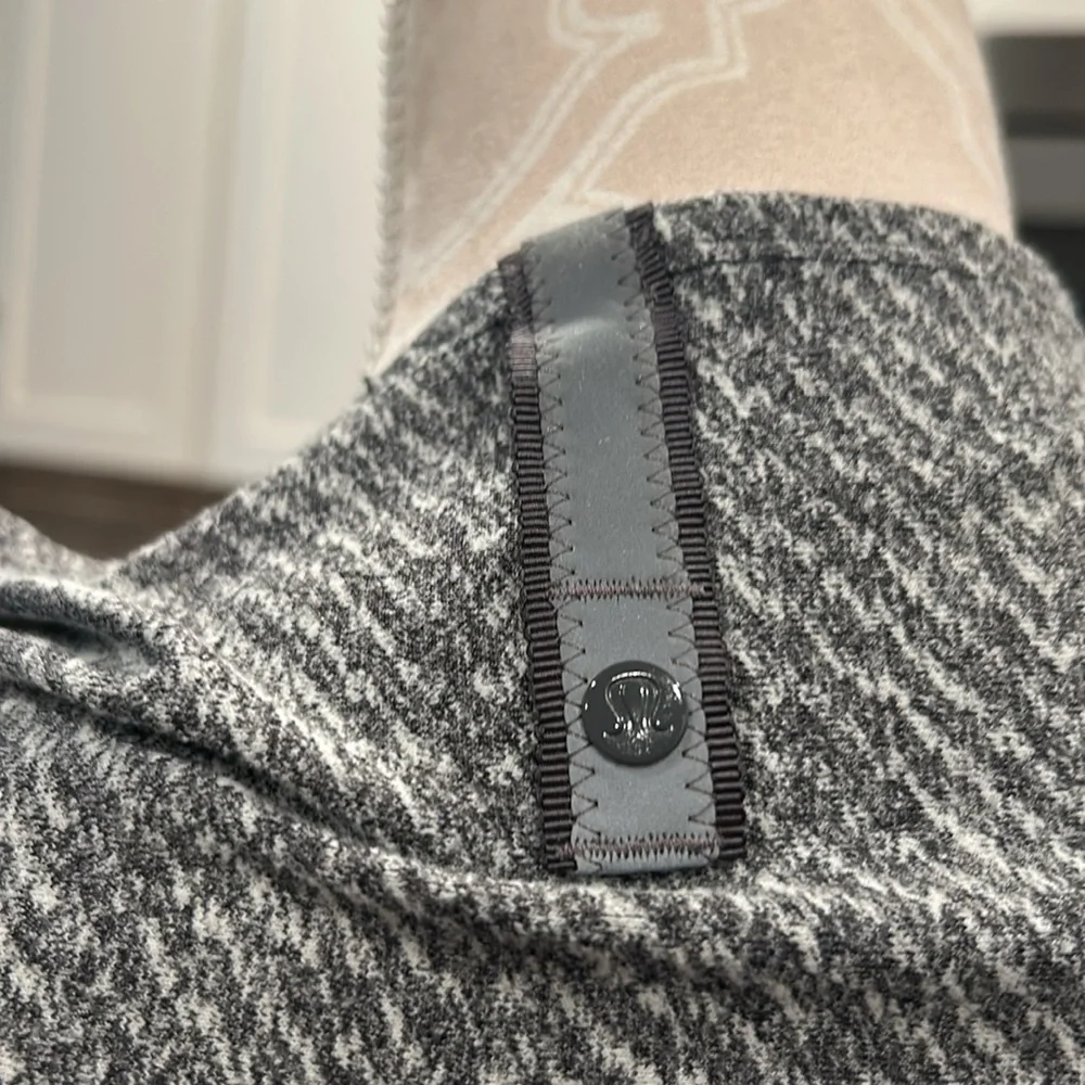LULULEMON VINYASA Printed Hazy Heather Wrap Scarf Gray Chevron Herringbone